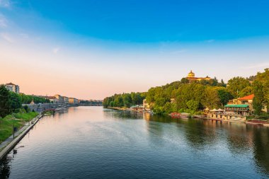 Torino İtalya 'daki Po Nehri' nin alacakaranlıktaki manzarası