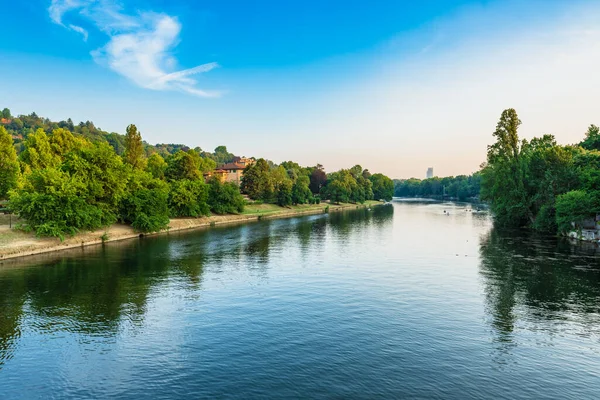 İtalya 'nın Torino kentindeki Po nehir kıyılarının manzarası