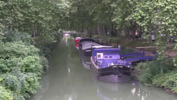 Toulouse Frankrijk Mei 2022 Schepen Afgemeerd Een Idyllisch Kanaal Omgeven — Stockvideo