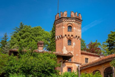 Avigliana, İtalya. 18 Haziran 2022. Casa Cantamerlo 'nun 19. yüzyılda inşa ettiği ünlü ve resimli evin dış görünüşü.
