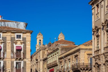 Catania, Sicilya 'daki eski binaların olduğu şehir manzarası