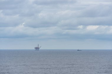 Petrol ya da gaz platformu ve denizde bir gemi