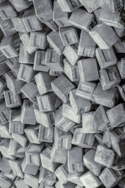 Kübik beton bloklar bir dalgakıran oluşturur ve tüm çerçeveyi kaplar