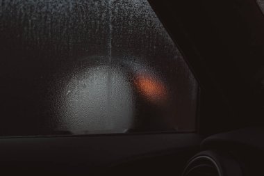 Karanlıkta araba penceresi.