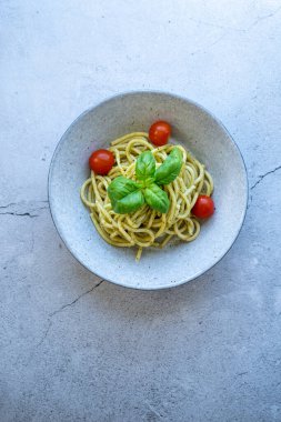 Domates soslu spagetti ve arka planda fesleğen