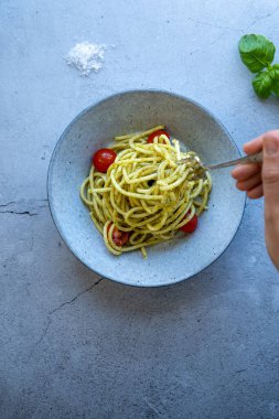 Pesto soslu domates soslu tagliatelle..