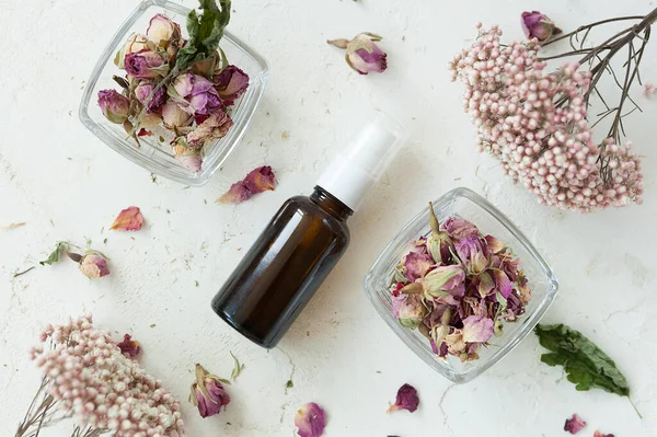 Şişedeki bitkisel özden elde edilen kozmetik yağı, doğal kozmetik ürünleri, güzellik tedavileri.