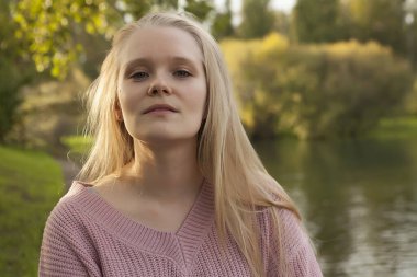 Güzel sarışın bir kızın portresi, mutluluk ve kızın yüzünde bir gülümseme.