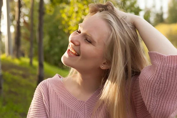 Retrato Una Joven Hermosa Rubia Felicidad Una Sonrisa Cara Niña —  Fotos de Stock