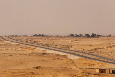 Mısır 'da çölün ortasında otoyol