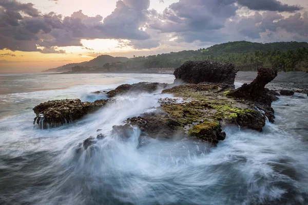 İnce dalgalar çarpışıyor