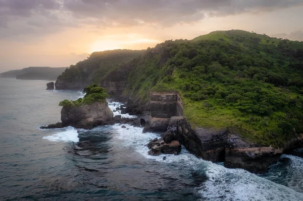Pôr Sol Suave Sobre Uma Costa Rochosa Dramática Nos Trópicos Fotos De Bancos De Imagens