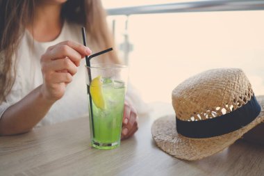 Kafede bir kokteyl ile güzel kız