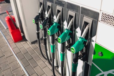 Benzinli ve dizel benzin istasyonu dağıtımcı. Gaz pompası püskürtme uçlarını.