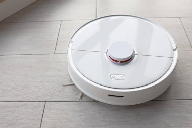 Yerleri süpürüp, modern robot süpürgeyle süpürüyor, kapalı alanda, yakın plan..