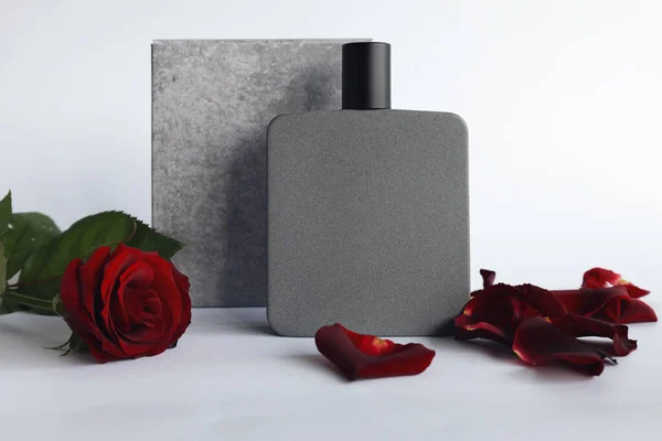 Elegante Flasche Parfüm Und Blumen Auf Hellem Hintergrund — Stockfoto