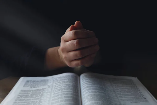 Kvinna Händer Bibeln Hon Läser Och Över Bibeln Ett Mörkt — Stockfoto