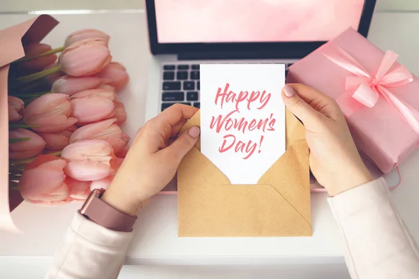 Woman Hands Holding Letter Craft Envelope Pink Background Women Day — ストック写真