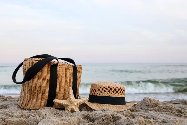 Straw Hat Bag Starfish Cool Sand Sea — Zdjęcie stockowe