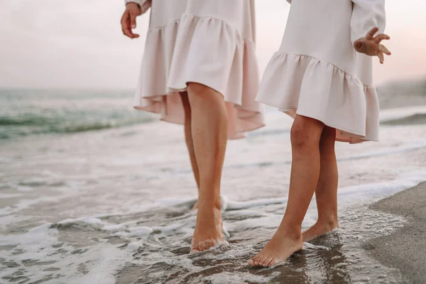 Vrouw Haar Dochtertje Het Strand — Stockfoto