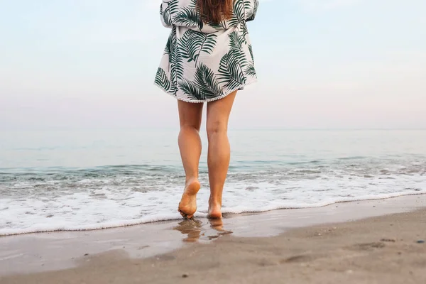 Frauenfüße Gehen Langsames Leben Und Entspannen Sich Tropischen Sandstrand Mit — Stockfoto