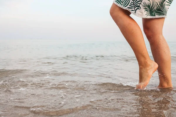 Vrouw Voeten Lopen Langzaam Leven Ontspannen Zand Tropisch Strand Met — Stockfoto