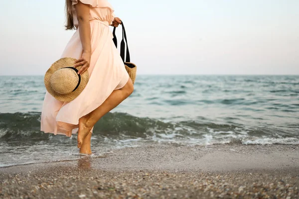 Woman Straw Hat Pink Dress Tropical Beach Brown Bag — Stockfoto