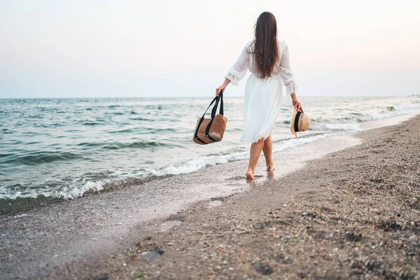 Woman Straw Hat White Dress Tropical Beach Brown Bag — Stockfoto