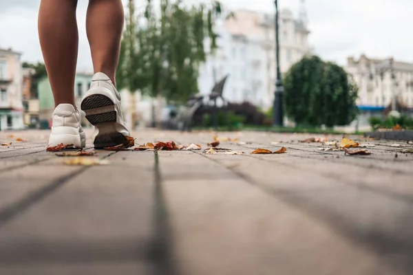 Close Feet Runner Running Autumn Leaves Training Marathon Fitness Healthty — стоковое фото