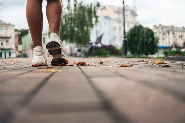 Close Feet Runner Running Autumn Leaves Training Marathon Fitness Healthty — стоковое фото