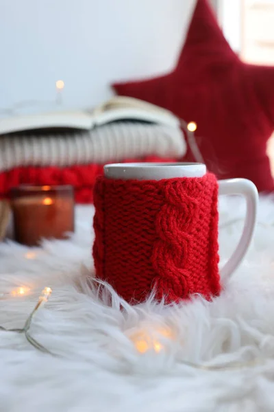 Red Knitted Cup Drink Christmas Background New Year Home Comfort — стоковое фото