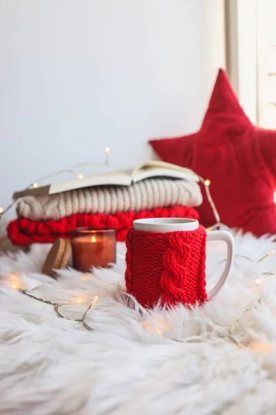 Red Knitted Cup Drink Christmas Background New Year Home Comfort — Zdjęcie stockowe
