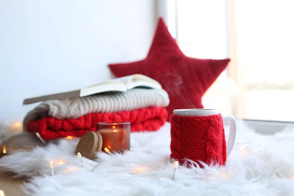 Red Knitted Cup Drink Christmas Background New Year Home Comfort — стоковое фото