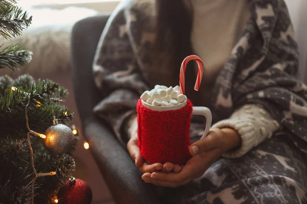 Girl Holding Red Knitted Cup Marshmallows Her Hands New Year — Stok fotoğraf