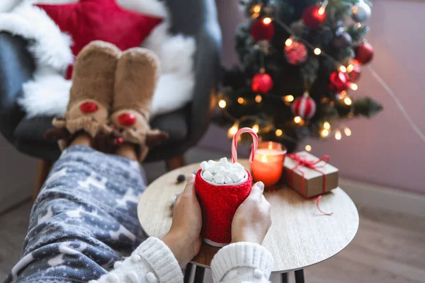 Girl Holding Red Cup Cocoa Marshmallows Her Hands Cozy Christmas — Stok fotoğraf