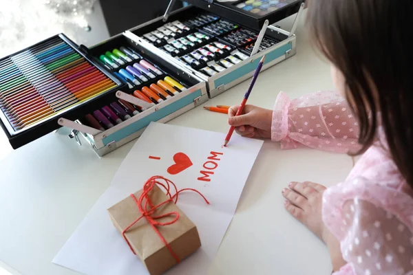 Happy Mother Day Little Girl Makes Postcard Gifts Mom — Foto de Stock