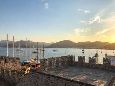 Marmaris Kalesi Türkiye'de duvarda. Marmaris Kalesi şehrin en katılımlı yerlerden biri.