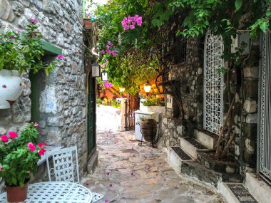 Türkiye 'nin Marmaris kentindeki Dar Sokak. Güzel manzaralı, çiçekli eski beyaz evler. Popüler turist tatil beldesi