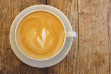 Tahta arka planda bir fincan kahve.