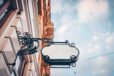 Tabela duvarda. Kadar alay et. Yuvarlak şekil