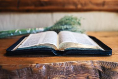 İncil'in eski bir ahşap masa arka plan üzerine.
