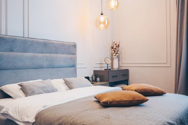 Büyük, rahat bir yatağı olan şık bir oda.