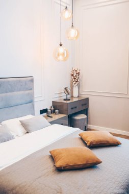 Büyük, rahat bir yatağı olan şık bir oda.