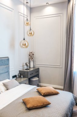 Büyük, rahat bir yatağı olan şık bir oda.