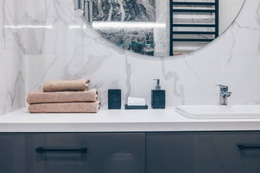 Banyoda banyo ürünleri, spa şampuanı, duş jeli, sıvı sabun için mermer beyaz podyum. Yer, kozmetik için arka plan. Ön manzara. Boşluğu kopyala