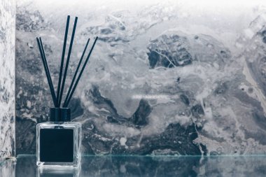 Lüks cam aromalı sazlık kokulu difüzyon şişesi, güzel beyaz banyo tuvaletinde rahatlamak, rahat ve temiz bir ortam yaratmak ve dekorasyon için oda spreyi olarak kullanılır.