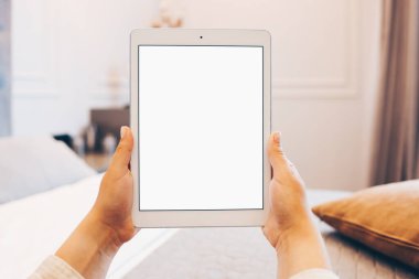 Beyaz tablet pc boş beyaz ekran ile evde tutan kadının el mockup görüntü