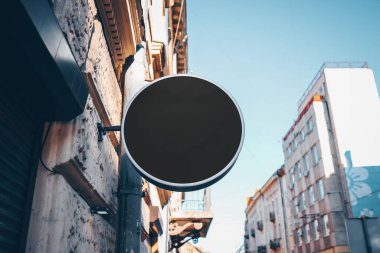 Tabela duvarda. Kadar alay et. Yuvarlak şekil