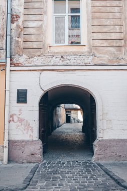 giriş tünel eski tuğla. karanlık kemerli kapı.
