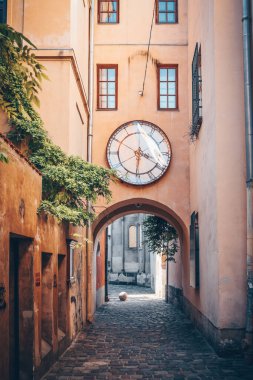 giriş tünel eski tuğla. karanlık kemerli kapı.